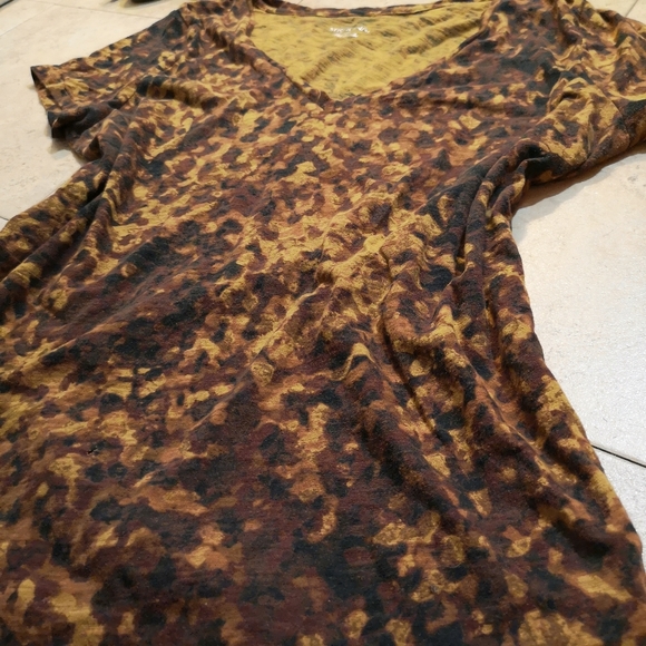 🔵 3/$30 Nice Shirt! Leopard Look V Neck! - Picture 12 of 14